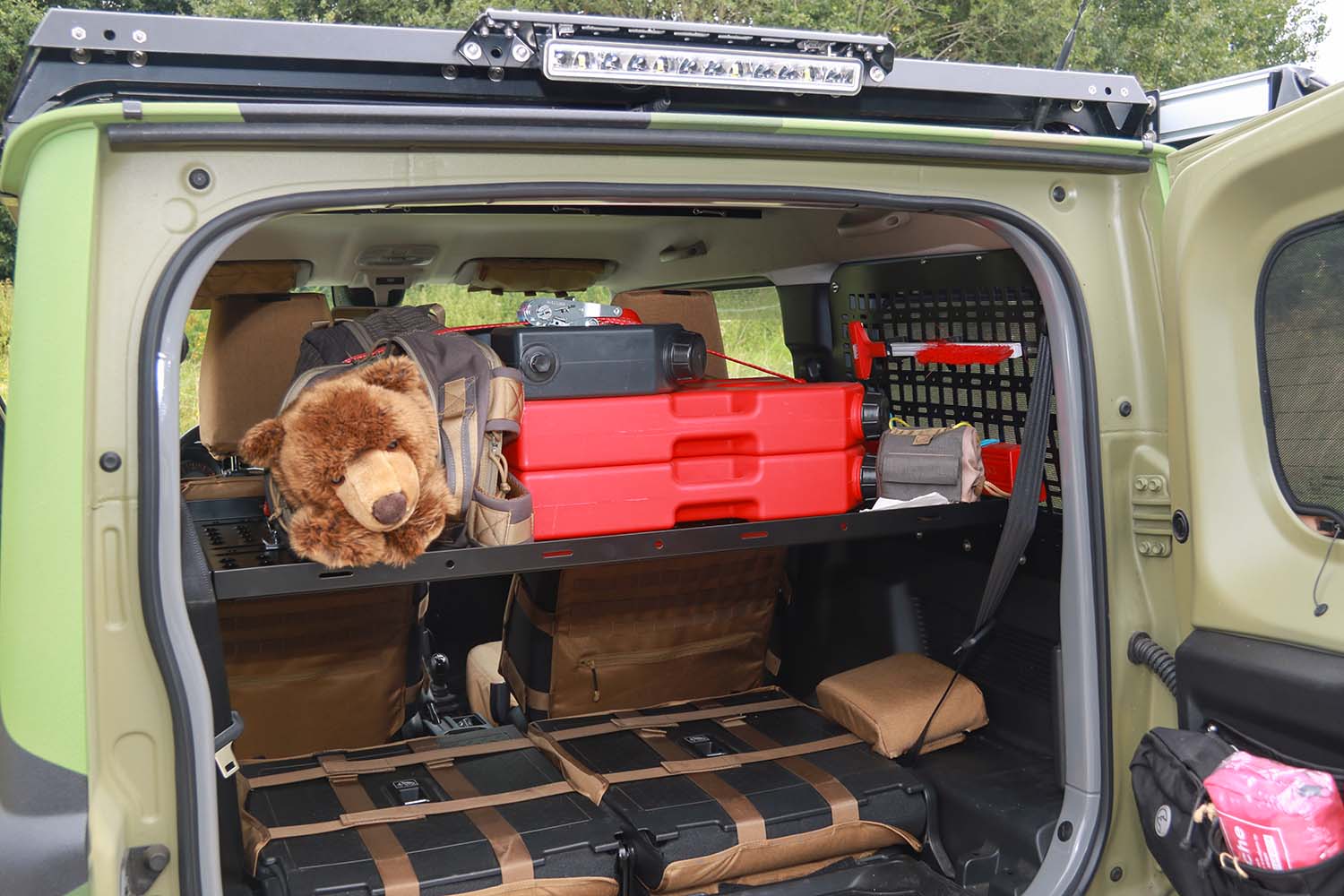 CargoBear für den Innenraum im Jimny 2, für extra viel Stauraum CargoBear für den Innenraum im Jimny 2, für extra viel Stauraum